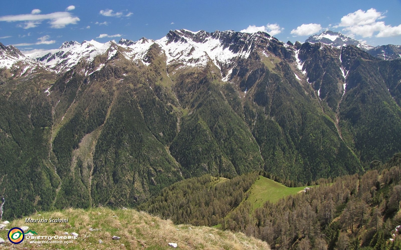 49 I profondi canaloni che scendono a valle nella zona del Pietra Quadra....JPG